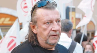 Luca Casarini smascherato da Piantedosi: "Così la sua Ong ha ostacolato i soccorsi"