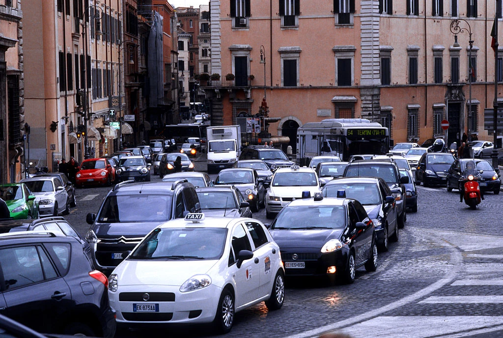 Roma seconda città al mondo per le ore nel traffico: peggio solo Bogotà. Salvini attacca Raggi: "Colpa mia?"