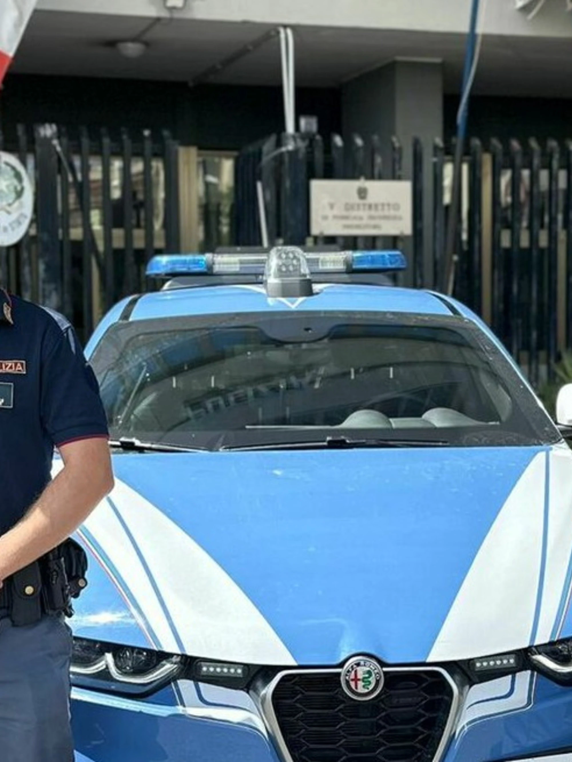 Roma, sta morendo soffocato dalla dentiera: balzo dal 6° piano, salvato dall'agente-eroe