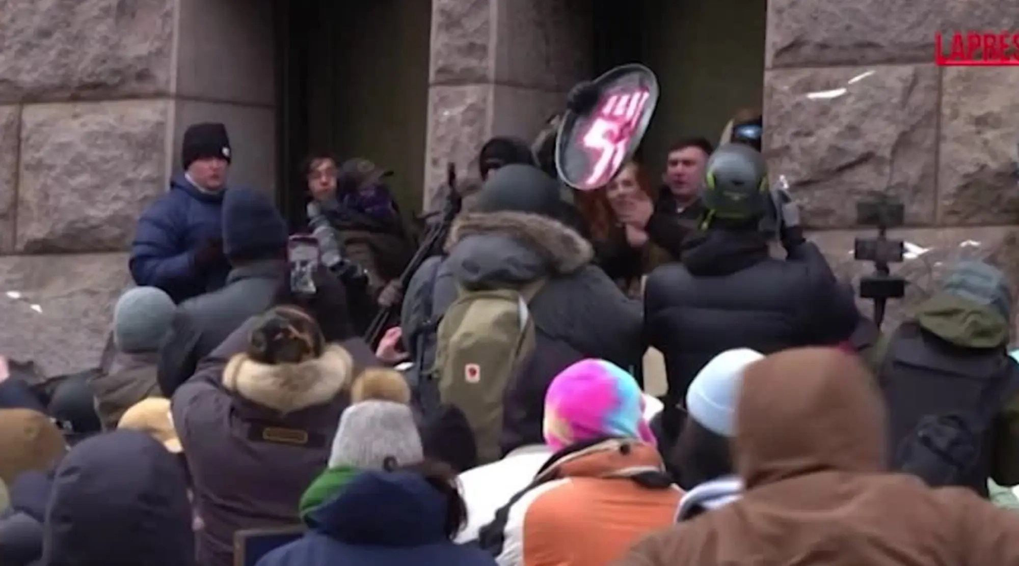 Il popolo della sinistra lincia in pubblico l'influencer di destra