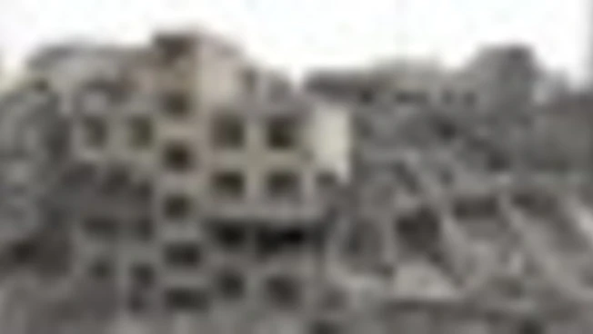 Attacchi di Israele su Teheran, i soccorritori tra le macerie