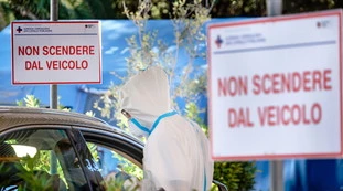 Coronavirus, bollettino 10 aprile: 344 morti, migliora il trend dei ricoveri. Vaccino, l'accelerata decisiva?