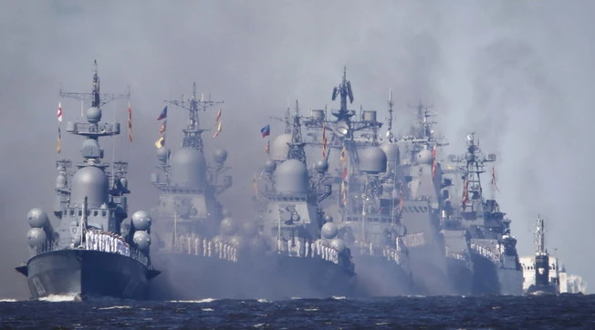 Giappone, navi da guerra russe e cinesi sfidano Tokyo: cosa sta succedendo
