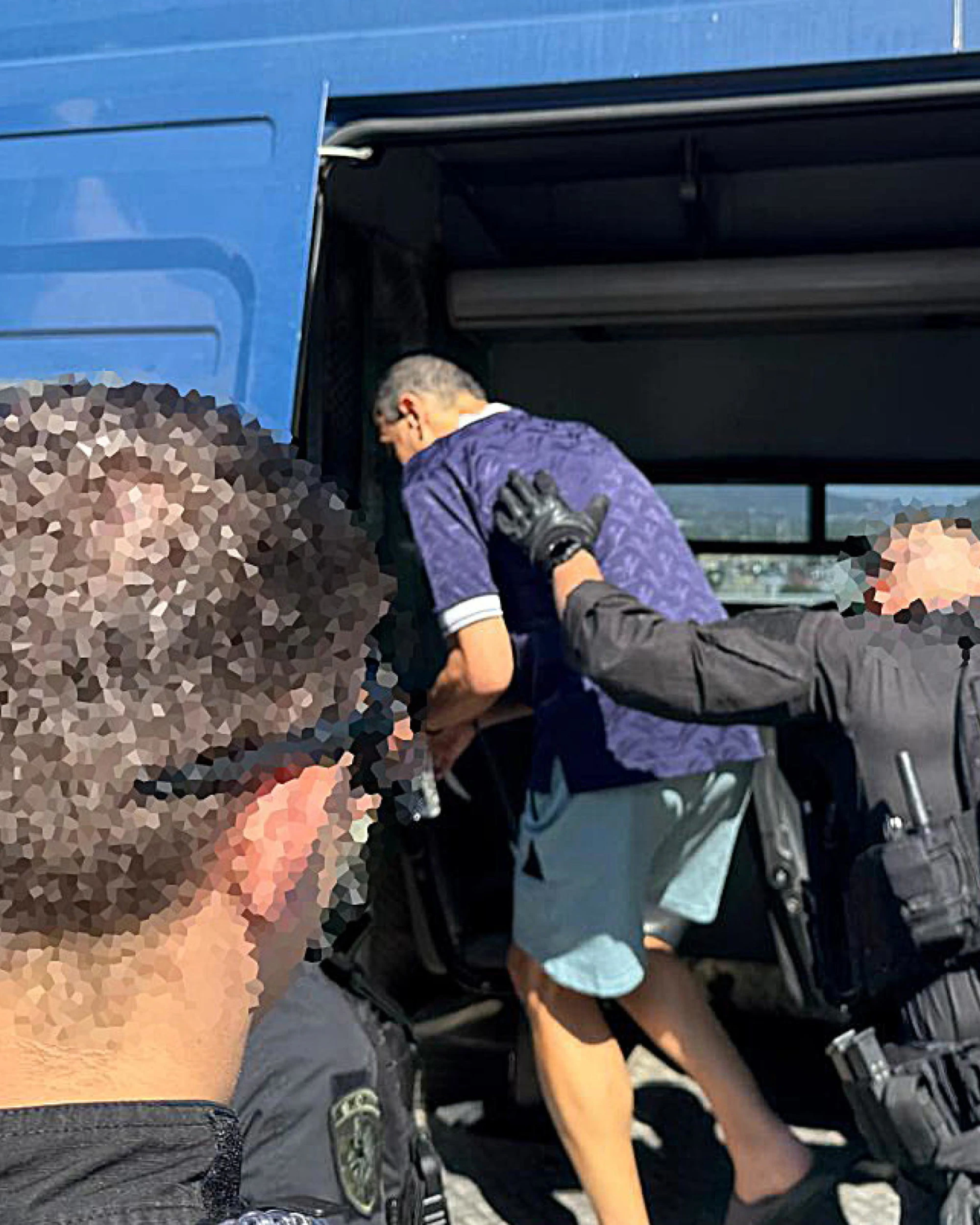 Kaufmann atterrato in Italia dà di matto coi poliziotti, poi il malore