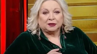 Maria Giovanna Maglie difende Matteo Salvini: "Criticato per la foto in cui dona il sangue, vuoi mettere abbracciare un cinese?"