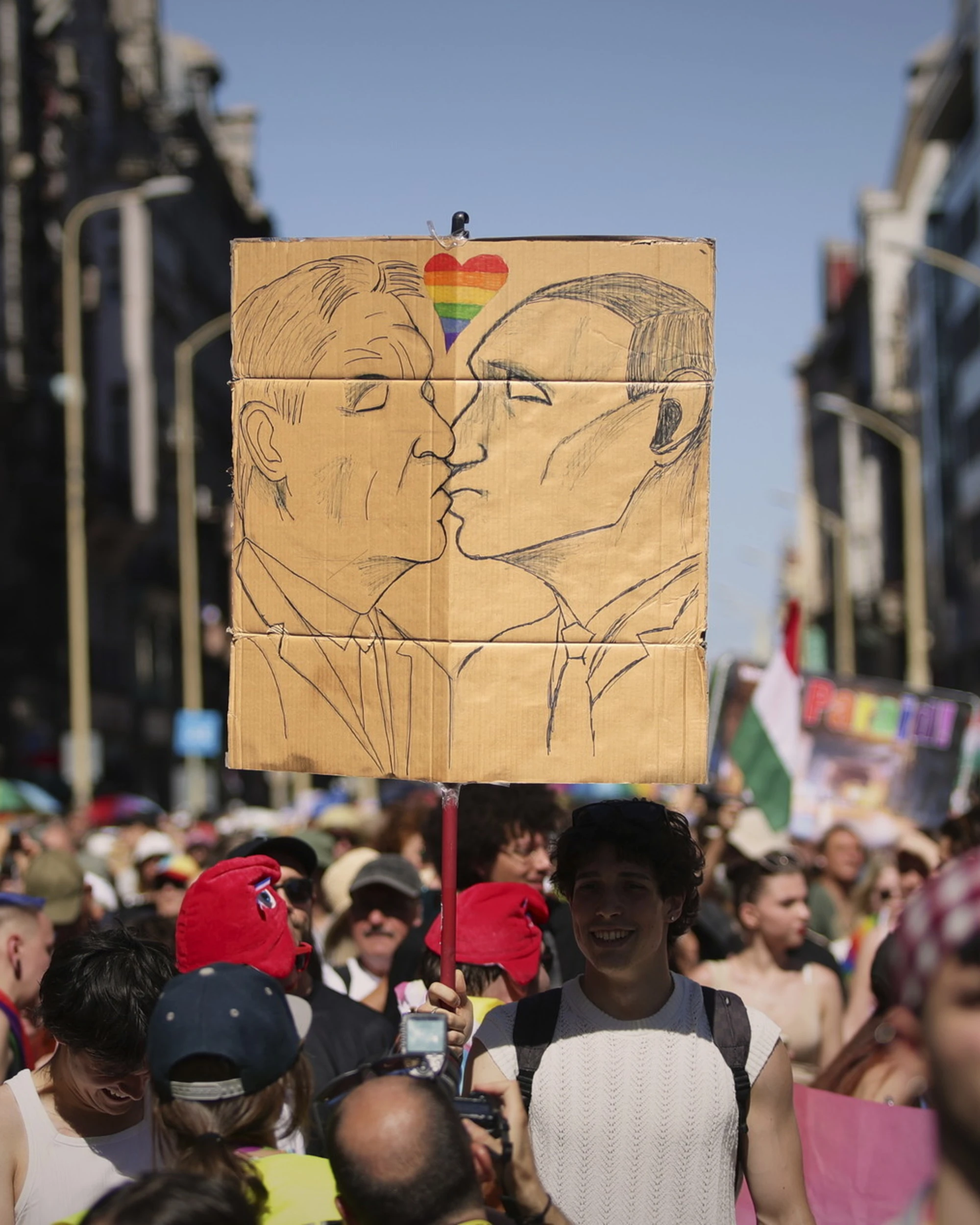 Gay Pride, clamoroso: ecco chi spunta tra le vie di Budapest