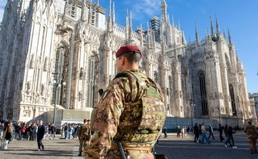 Dalle battaglie alle strade. I parà elogiati anche dal Colle