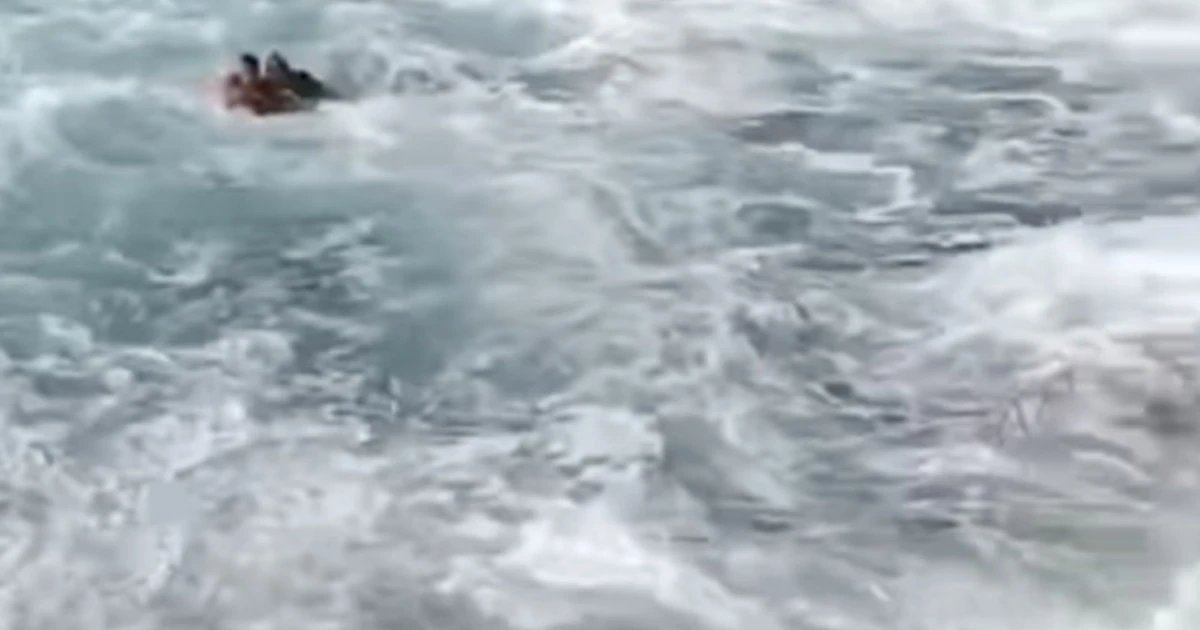 Capri, giovane si tuffa nel mare in tempesta: "Vuole morire?", un salvataggio assurdo