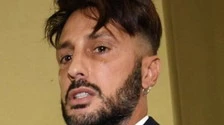 Fabrizio Corona stroncato da Massimiliano Parente: "Ignorante che si atteggia. Sapete chi ha scritto il suo libro?". Smascherato, che vergogna