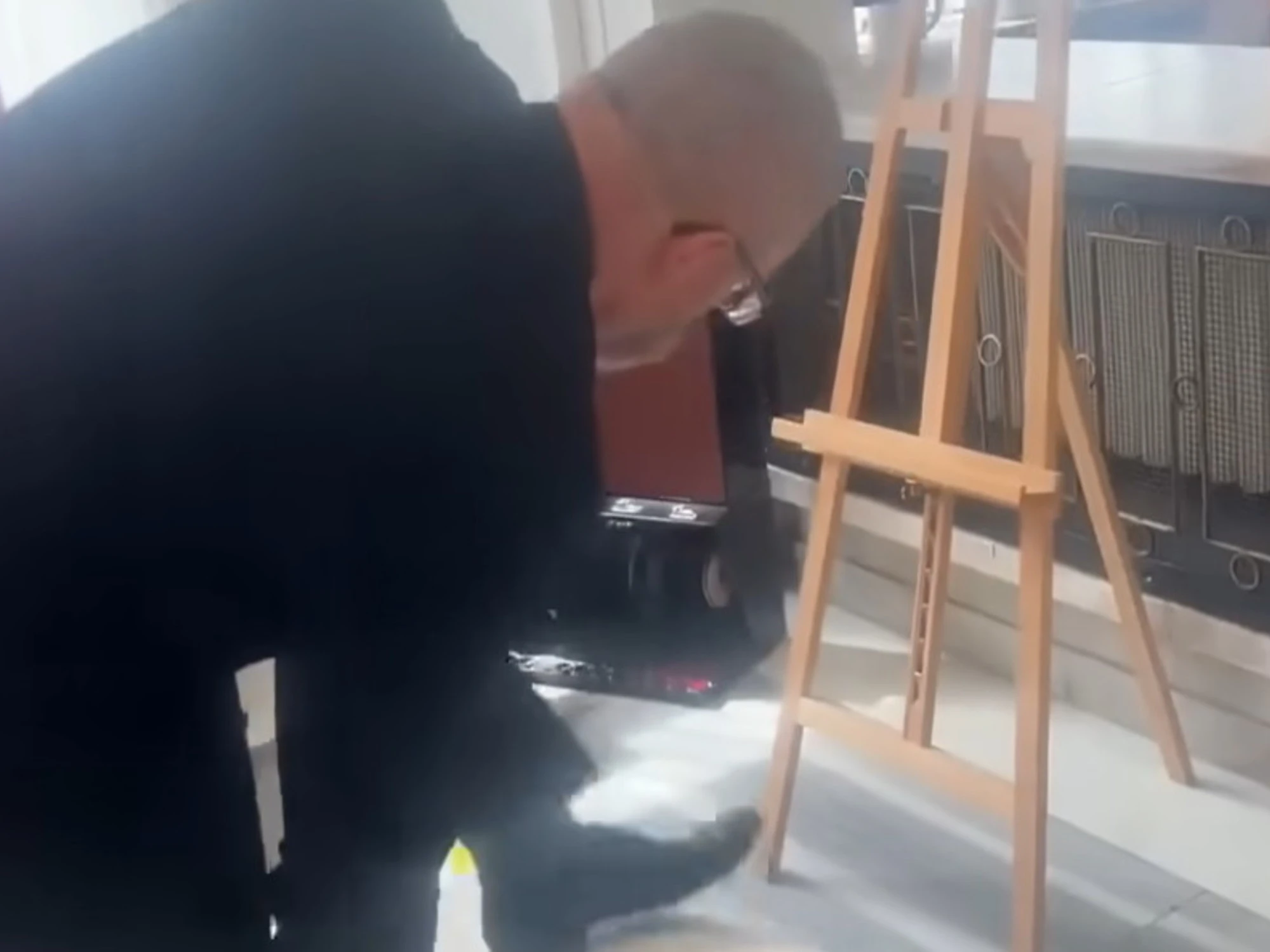 Grzegorz Braun, eurodeputato polacco vandalizza mostra Lgbt