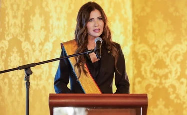 Kristi Noem, le foto fetish del marito: lo scandalo che terremota gli Usa