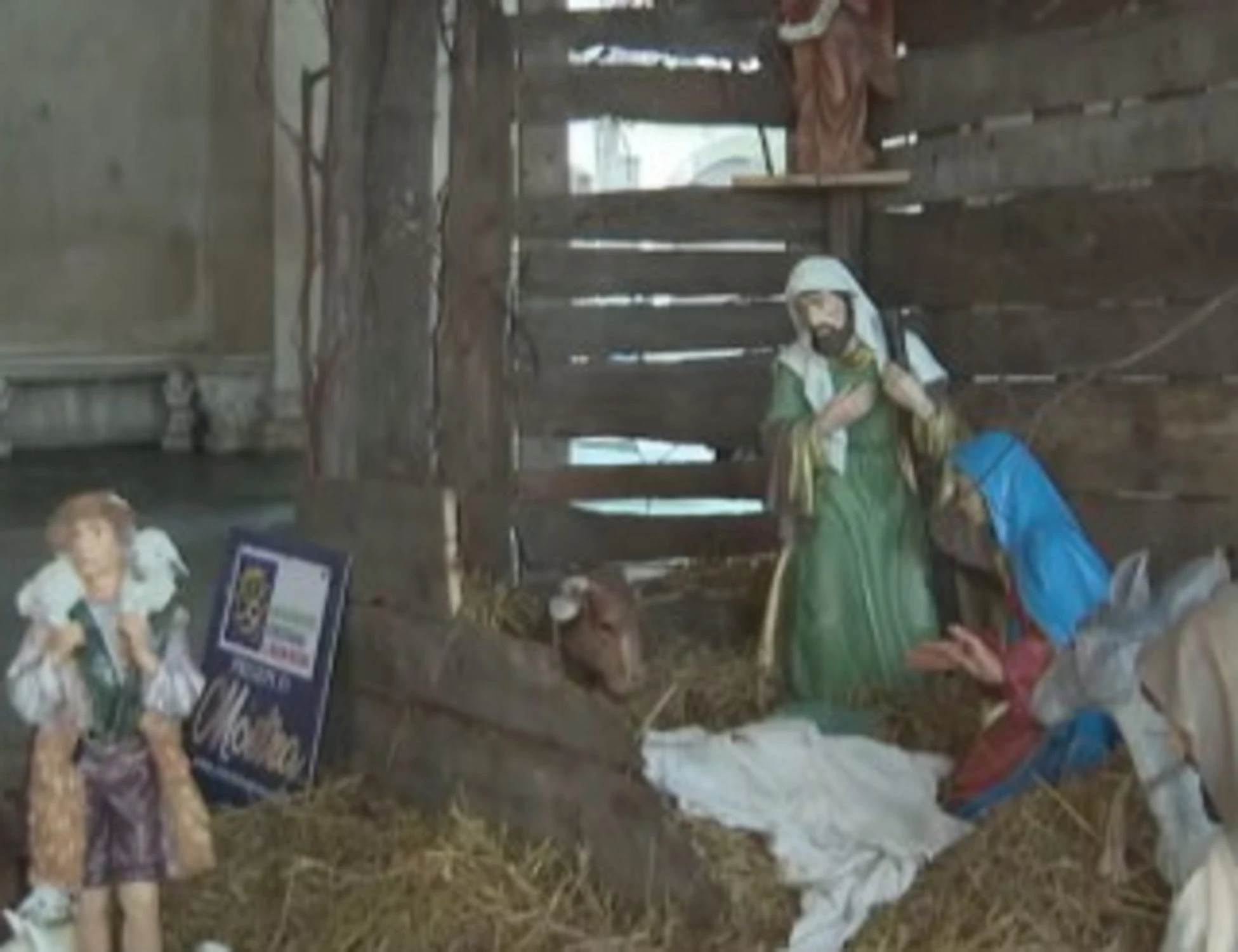 Brescia, l'africano vandalizza il presepe: "Allah!", poi botte i poliziotti