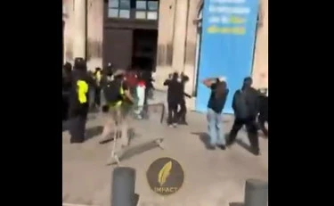 Francia, violenza rossa: botte a Parigi. A Marsiglia sfondano la porta e occupano il Comune: "E' la rivoluzione!"