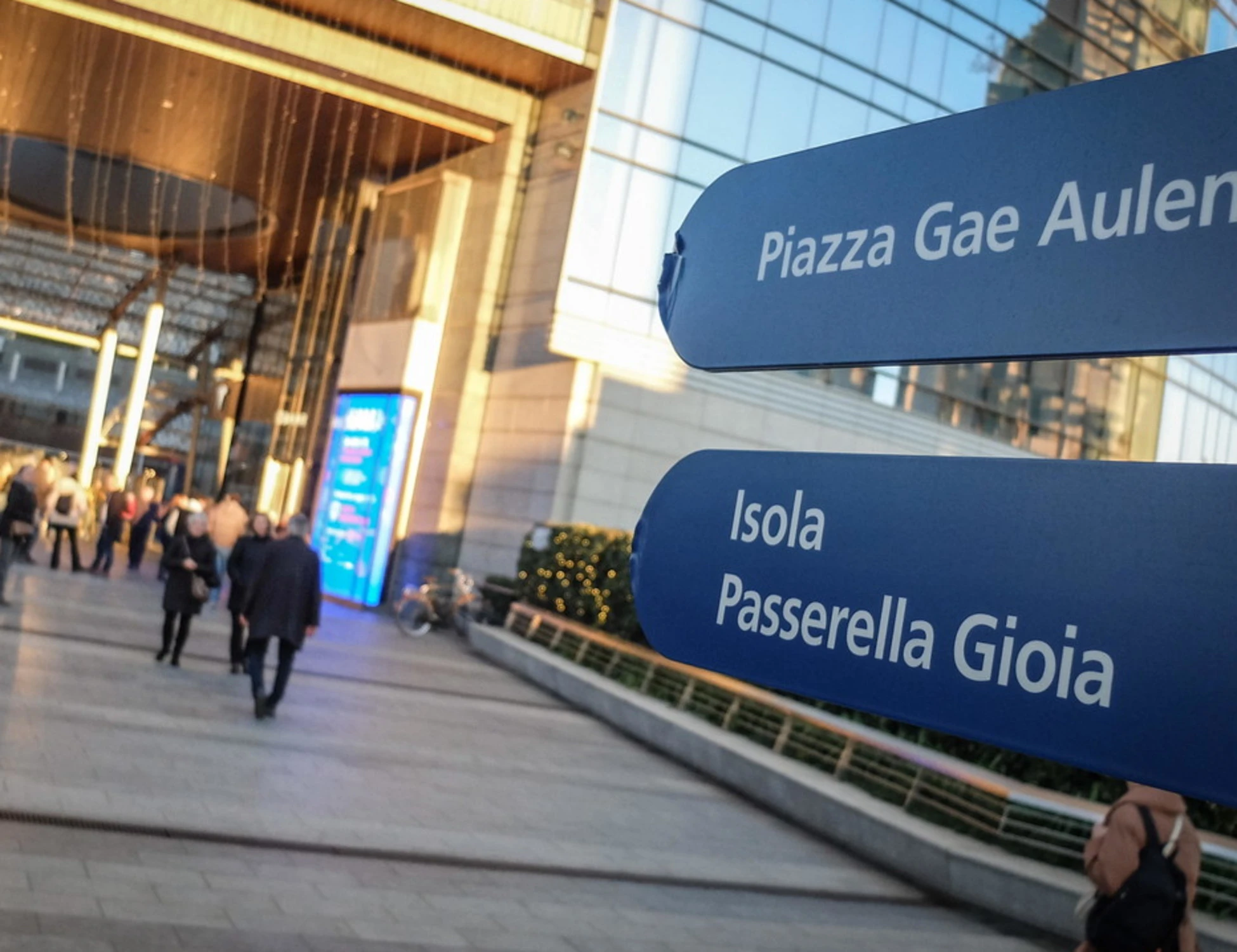 Milano, donna accoltellata in piazza Gae Aulenti alle 9 del mattino: è gravissima