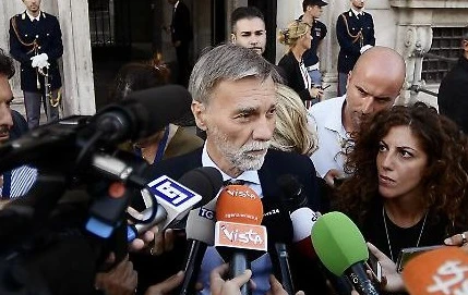 Graziano Delrio chiude la porta: "Non faccio il ministro del governo Pd-M5s". Ma poi la apre ai migranti