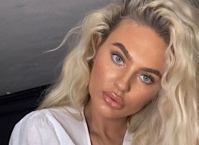 Madalyn Davis, l'influencer e modella per farsi un selfie precipita dalla scogliera e muore