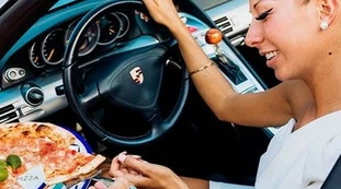 Flavio Briatore lancia la catena Crazy Pizza, massacrato di critiche: "Cos'è questa zozzeria?". Quanto costa una margherita