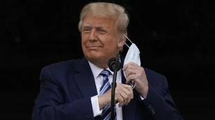 Donald Trump, "sono immune al coronavirus". Ma resta il sospetto: è guarito davvero? Lo strano silenzio sui tamponi