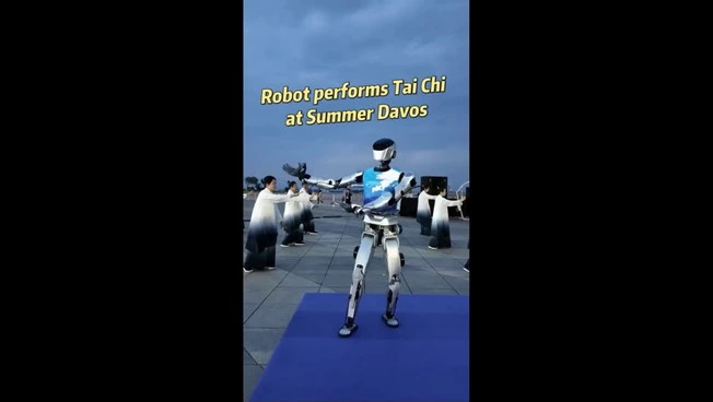 Cina, un robot pratica il Tai Chi al Summer Davos Forum