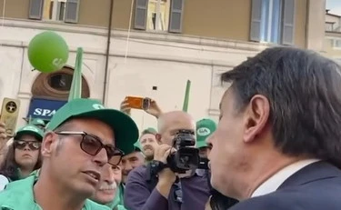 Giuseppe Conte, figuraccia: "Prenditela con Meloni", come gli risponde il manifestante