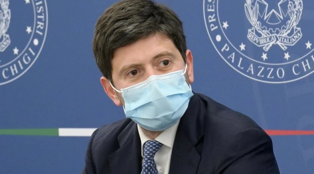 AstraZeneca, lo stop di regione Lombardia: "No alla seconda dose con vaccino diverso, prima un parere scientifico"