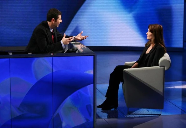 Fabio Fazio, la serata-incubo con l'esibizione di Carla Bruni: "Non sono molto intelligente, sono stata fortunata"