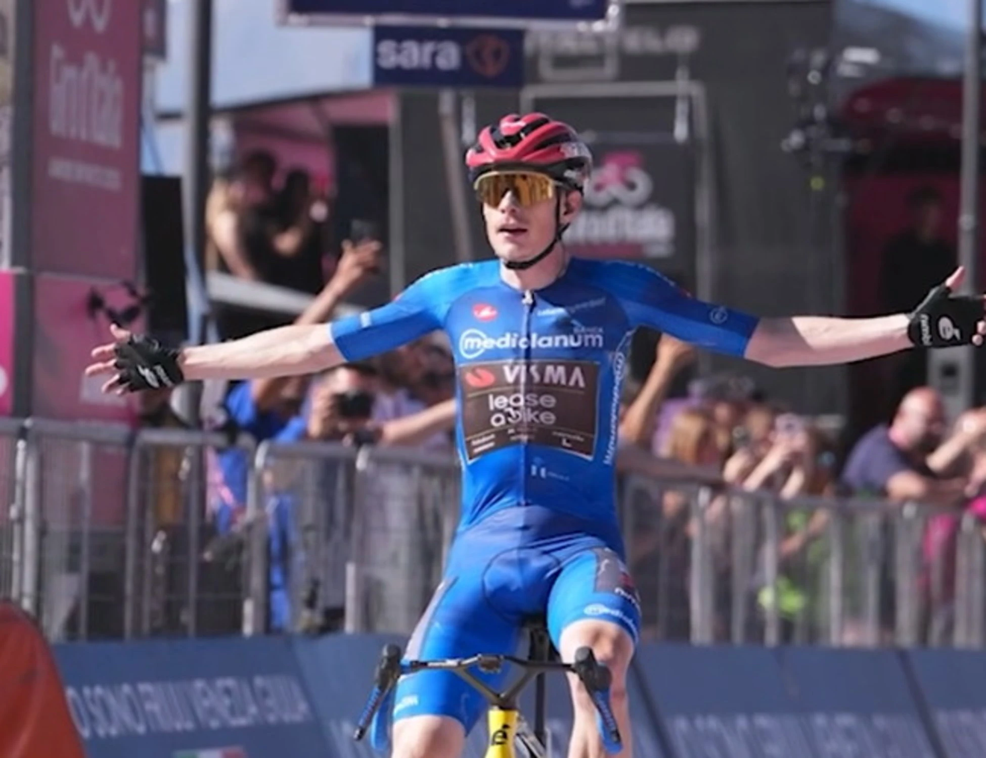 Giro d'Italia, Vingegaard domina a Pila e si prende la maglia rosa
