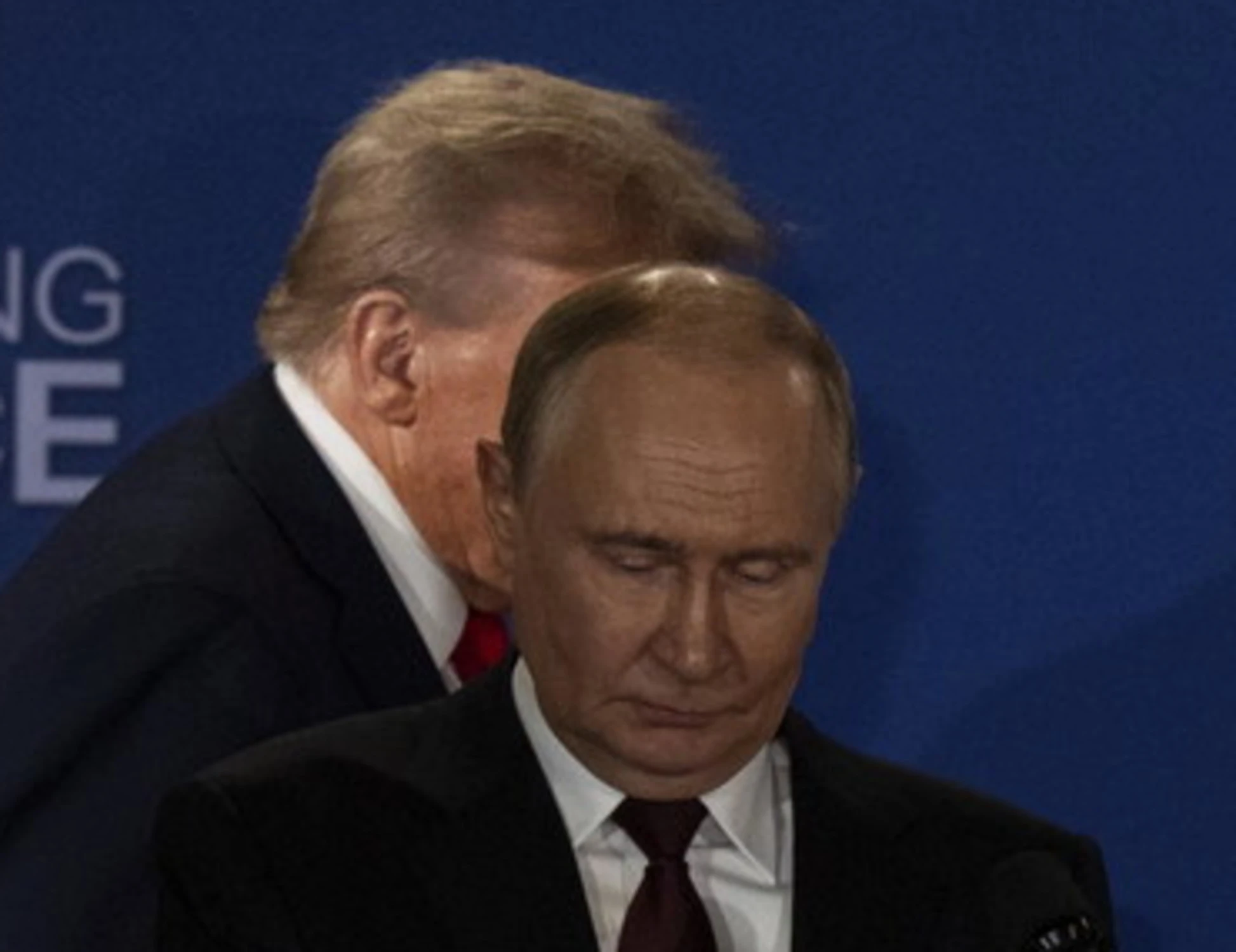 Putin, "per le feci": cos'ha portato con sé in Alaska