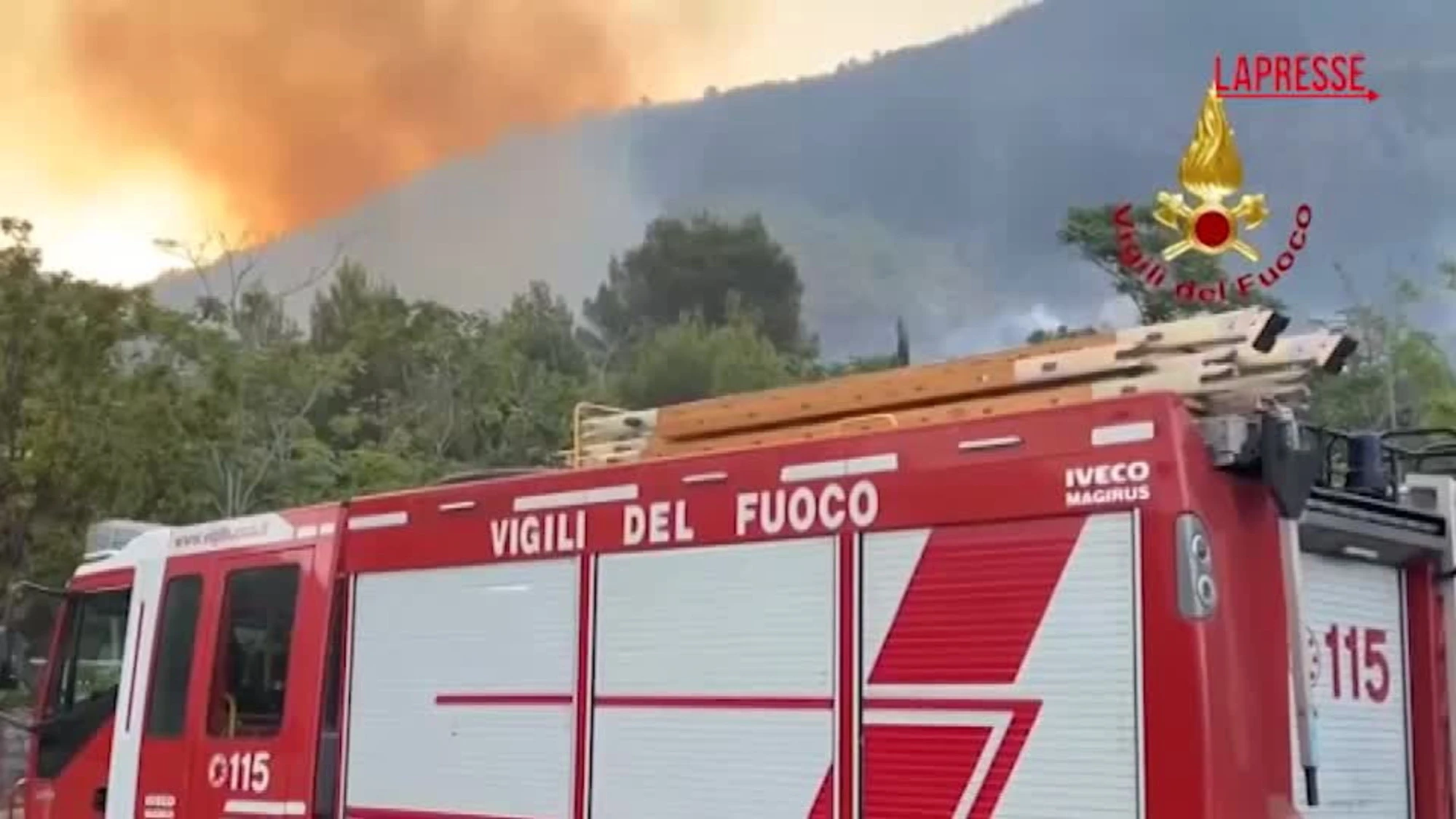 Incendio a Peschici, ancora in corso lo spegnimento delle fiamme