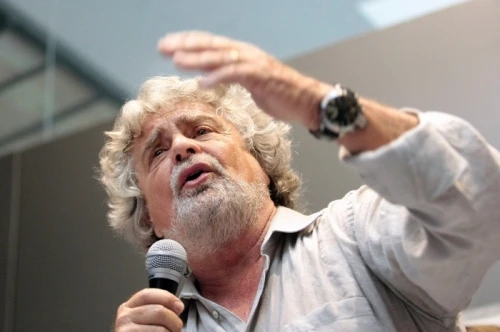 Grillo sul presidenzialismo: Berlusconi vuole fare il Presidente-Duce
