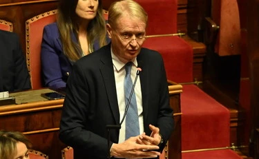 Fdi inchioda i compagni su Kirk al Senato: impazziscono, scoppia il caos