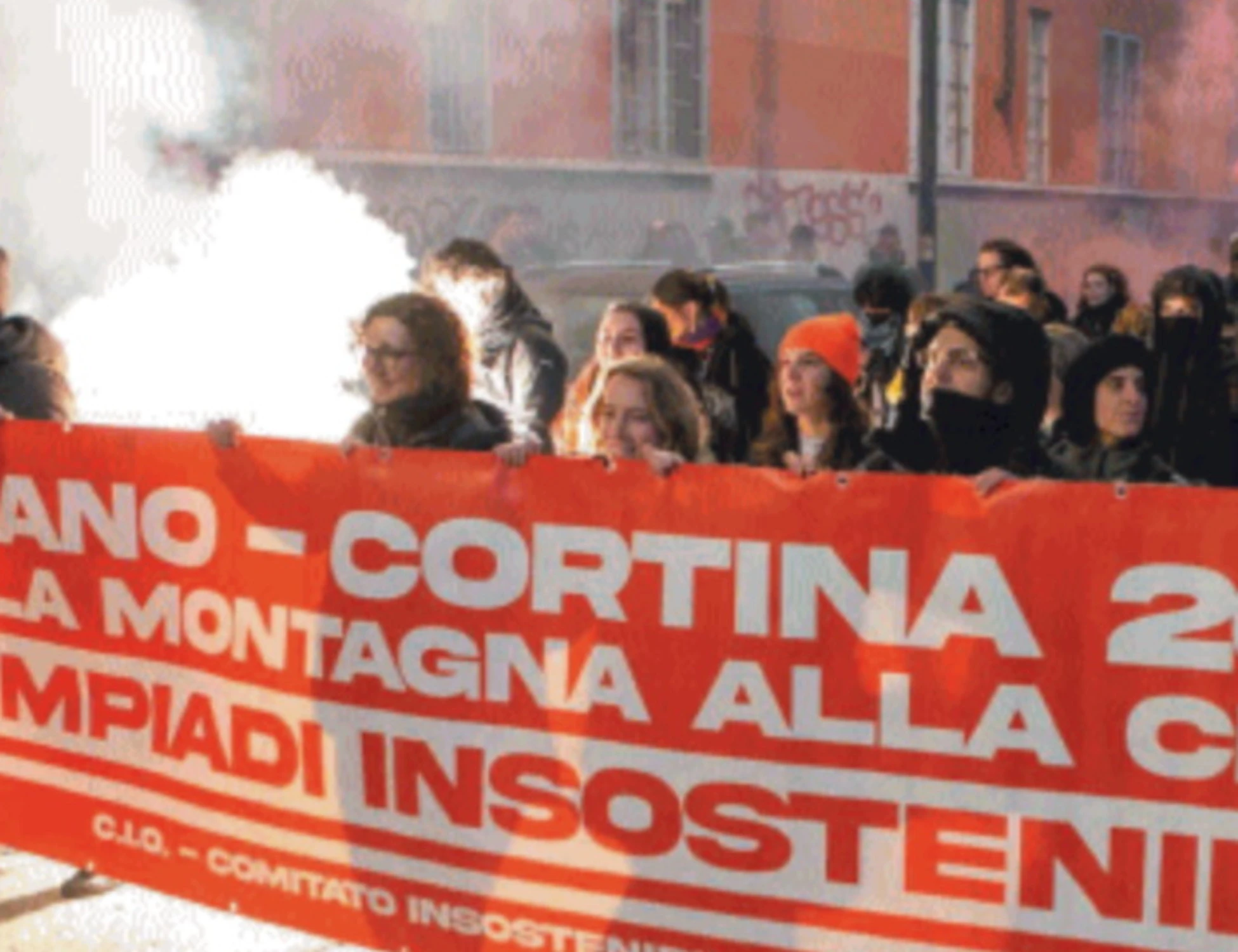 Milano-Cortina, la vergogna dei centri sociali: occupazione, corteo e insulti