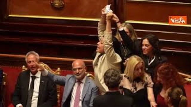 "Vergogna, vergogna", Senatori M5s occupano i banchi del Governo per caso Delmastro