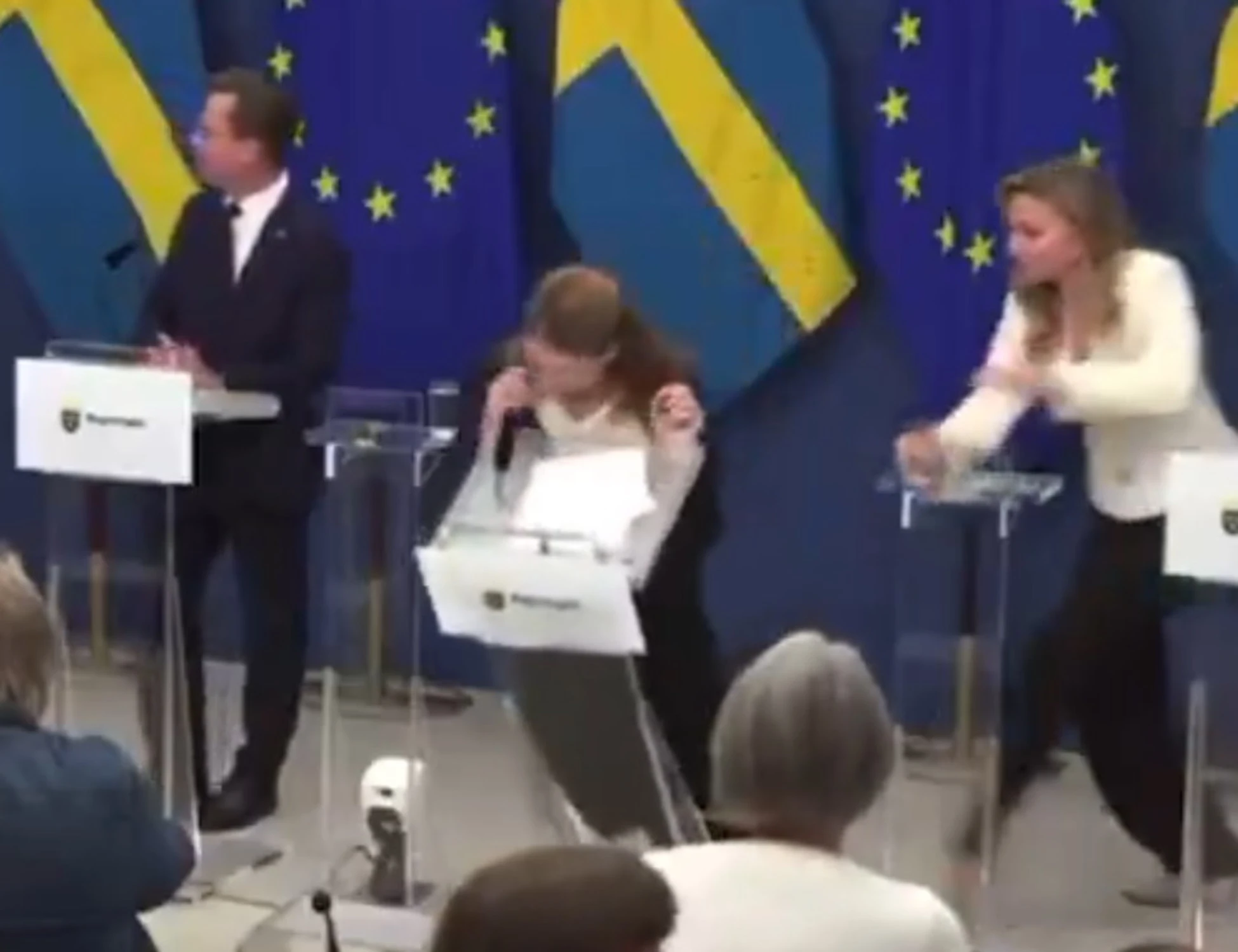 La ministra collassa in conferenza stampa <span style="color: rgb(153, 0, 0);">Video</span>