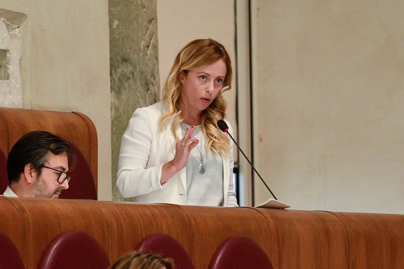 Giorgia Meloni riscrive la storia della destra: "Io nell'ufficio di Fini? No, di Almirante"