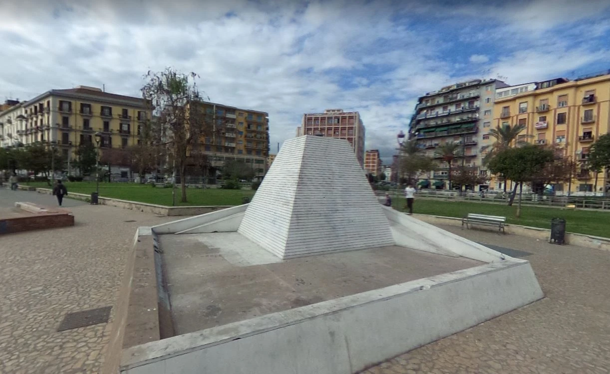 Napoli, sparatoria in centro per l'agguato a un pregiudicato: ferita una bambina di quattro anni