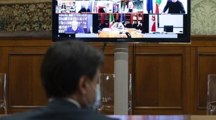 Giuseppe Conte, il premier dei Dpcm: chi scrive i suoi decreti guadagna il doppio dei medici in trincea contro il coronavirus