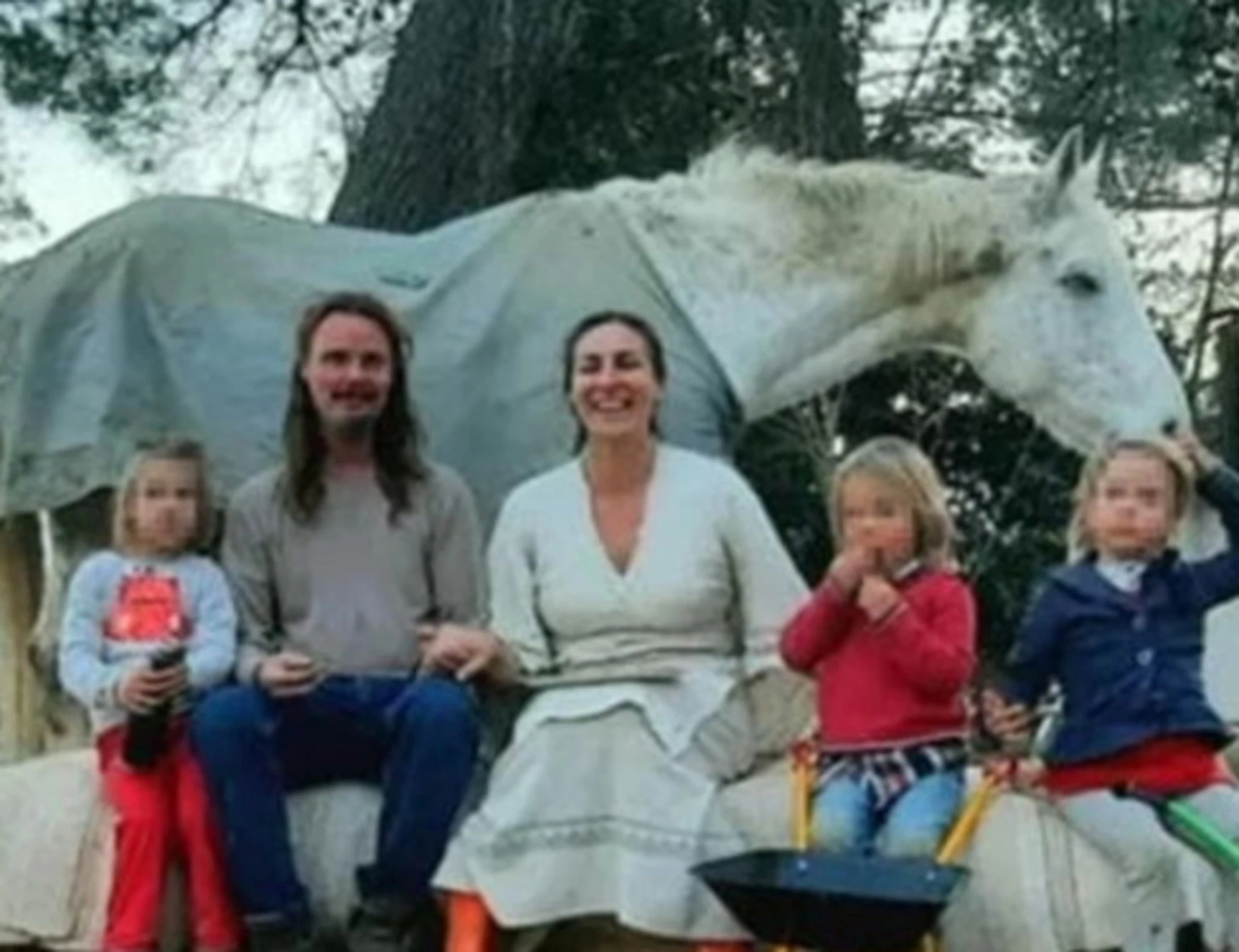 Famiglia nel bosco, la figlia ricoverata in ospedale per una "patologia ostruttiva"