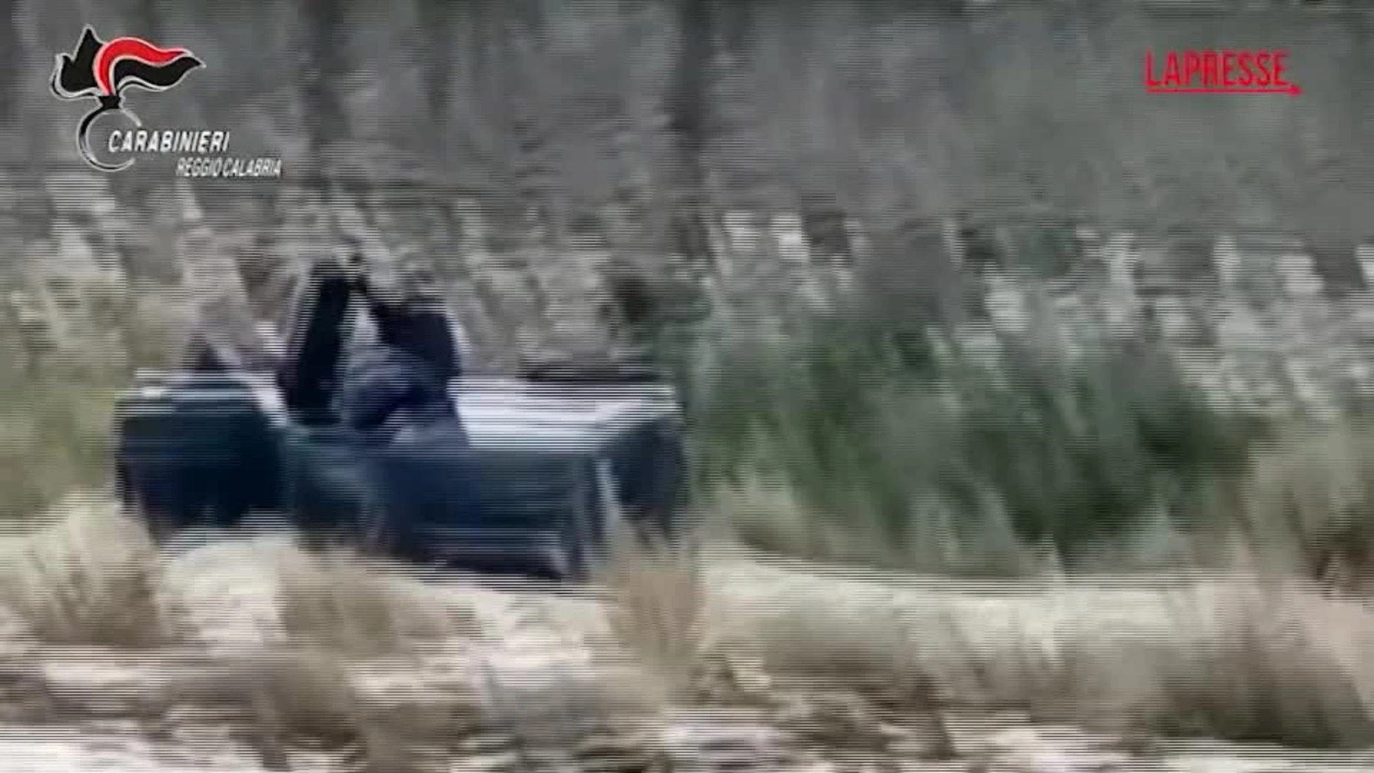 Reggio Calabria, auto si ribalta in un torrente: salve 2 persone intrappolate