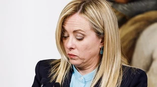 Meloni, il fango del NYT: "Sanità e scuole vietate a quei bimbi", ira-FdI