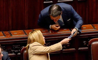 FdI irride Giuseppe Conte: "A Meloni regala questo libro"