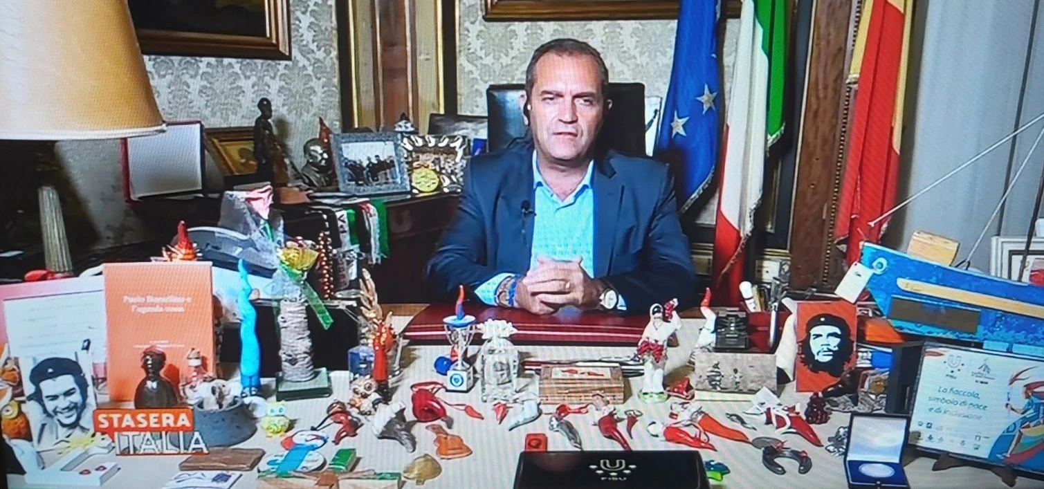 Stasera Italia, Luigi De Magistris svela la sua pazzesca scrivania: non solo Che Guevara