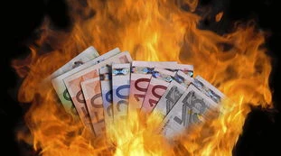 Euro, i nostri soldi sono in pericolo. Disastro: cosa accadrà ai risparmi
