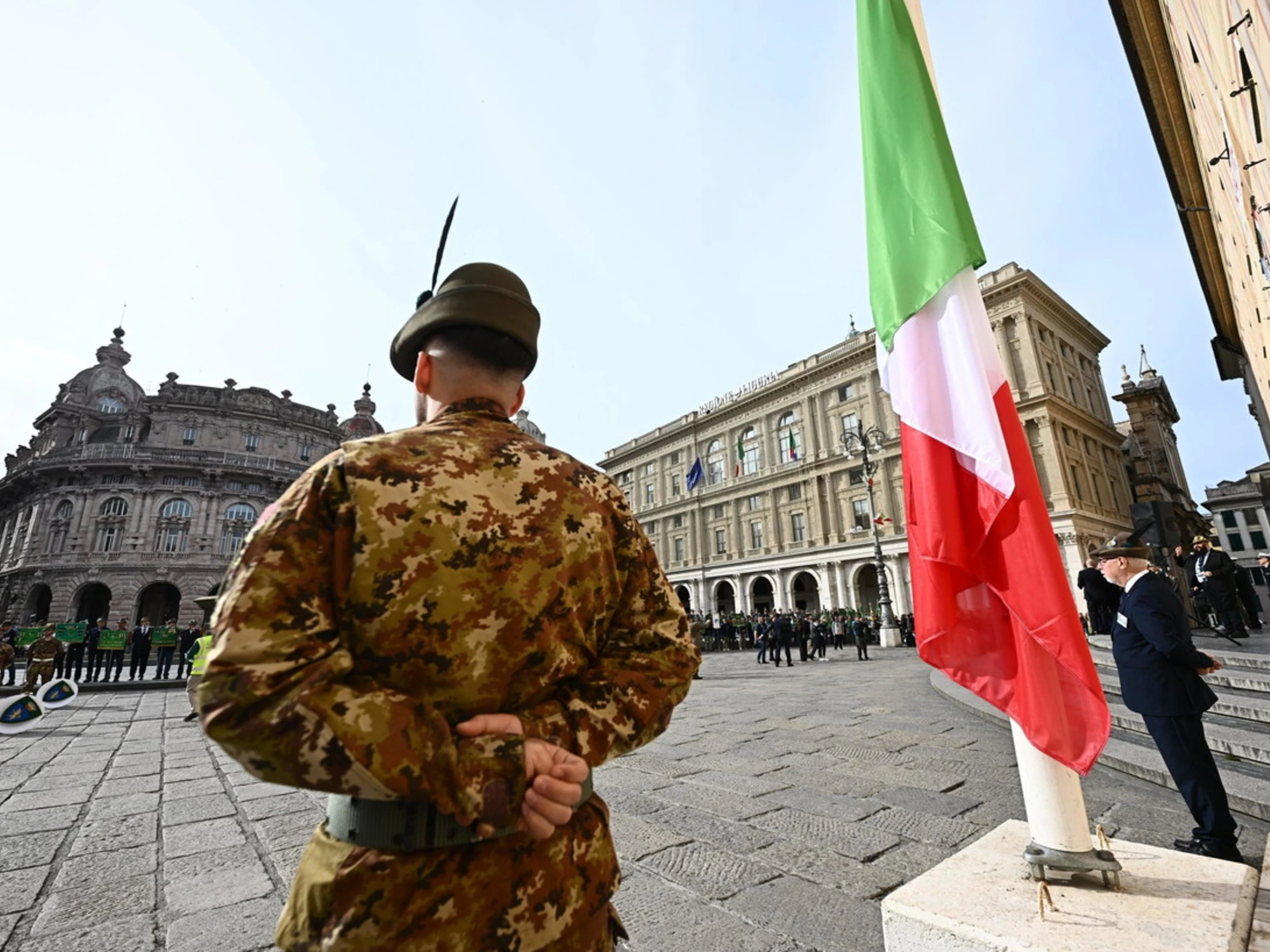 La farsa della prima protesta anti-alpini: un flop imbarazzante