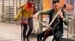 New York, violinista preso a bottigliate in testa da una donna: il video-choc