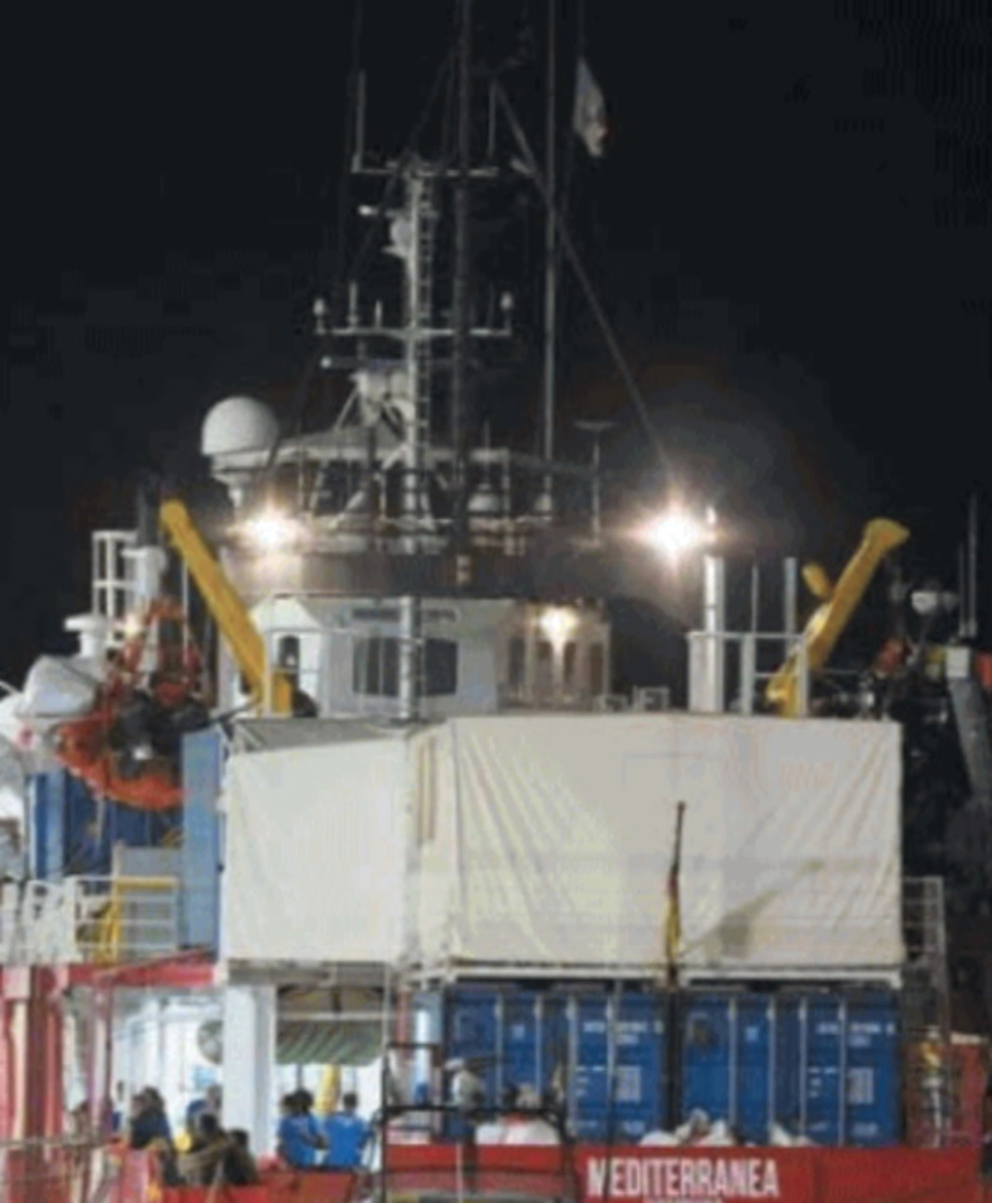 Il Pd sale sul barcone che viola la legge per rifilarci i migranti