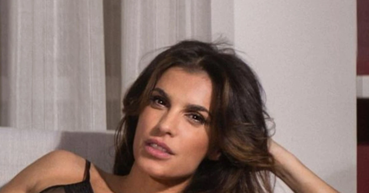 Elisabetta Canalis nuda di fatto, reggiseno trasparente e mini-slip: incendiario regalo di Natale