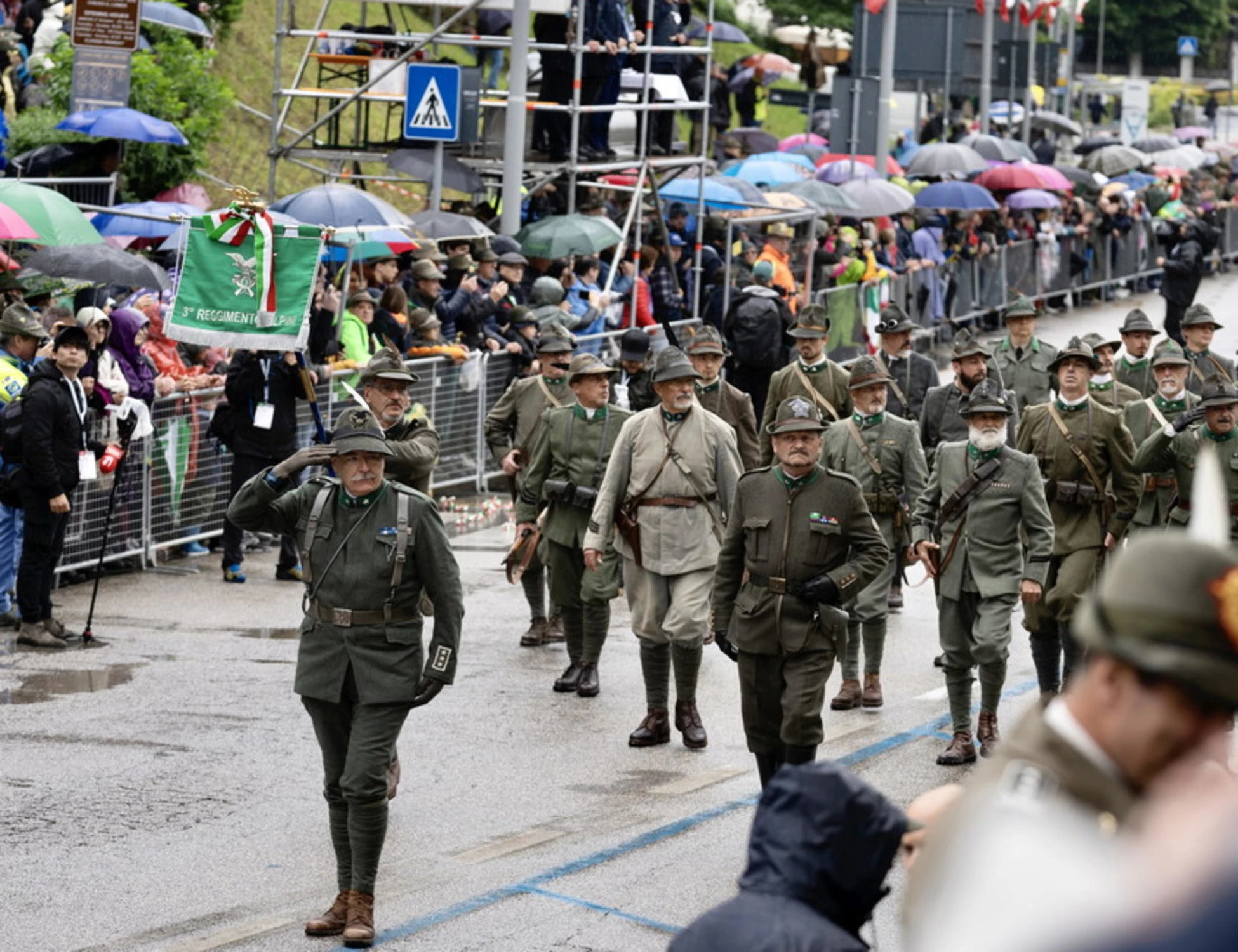 Genova, Alpini insultati dalle transfemministe: "Molestatori, maschi tossici"