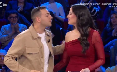 Affari Tuoi, bigliettino a luci rosse di Benedetta: "Ti tampono io". Gelo in studio