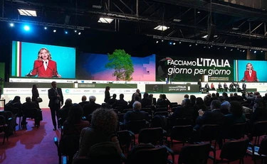 Anci, Manfredi del Pd umilia Schlein: "Grazie Meloni"